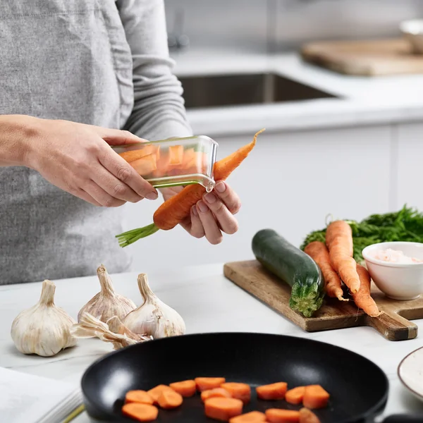 De PeelStore dunschiller met afvalbak van Joseph Joseph zorgt voor netheid tijdens het schillen.