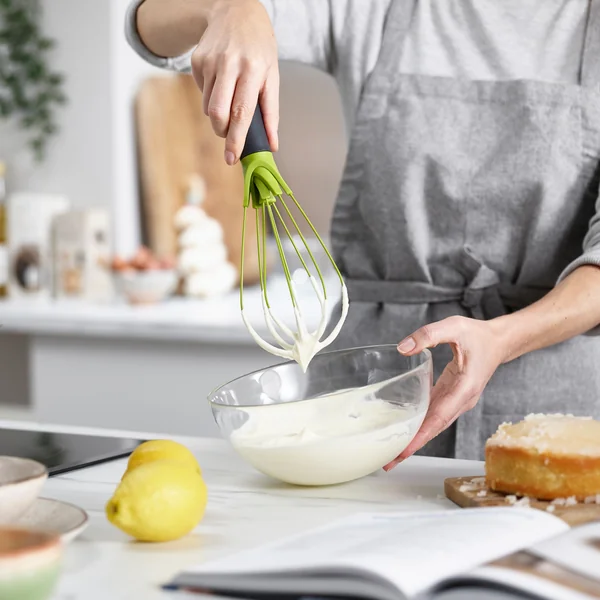 De Twist garde van Joseph Joseph voor het opkloppen van eiwit