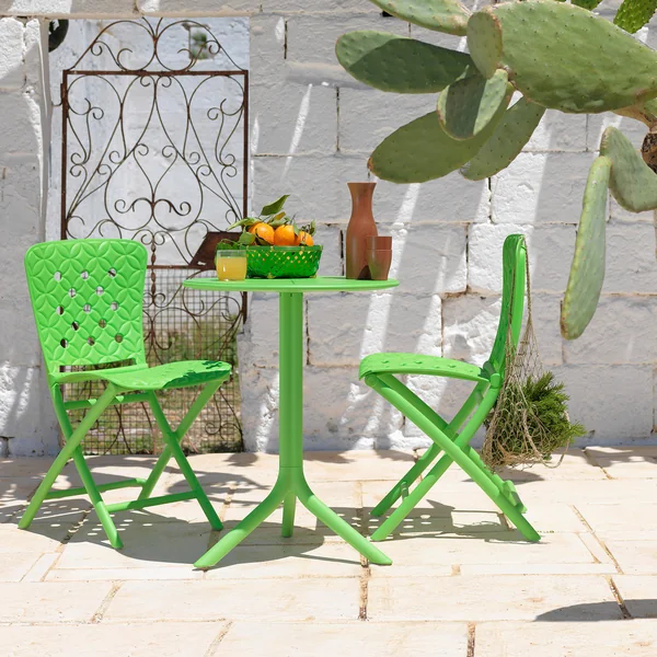 De Italiaanse Zac Spring klapstoel van Nardi op een stenen terras
