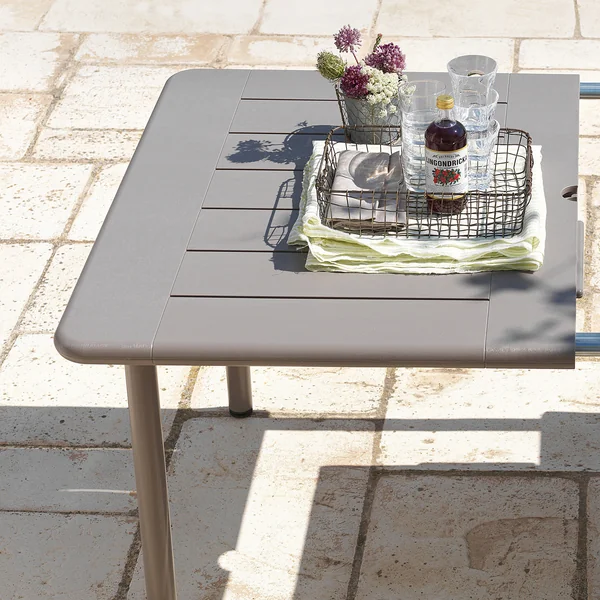 De uittrekbare tafel Maestrale 220 van Nardi is gemaakt van fineer en aluminium.