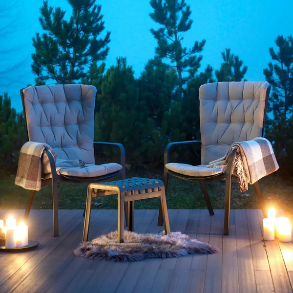 De Folio fauteuils met de Poggio kruk 's avonds op het terras