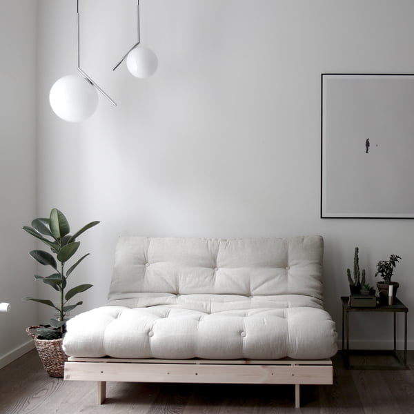 De Roots slaapbank van Karup Design in een minimalistische kamer