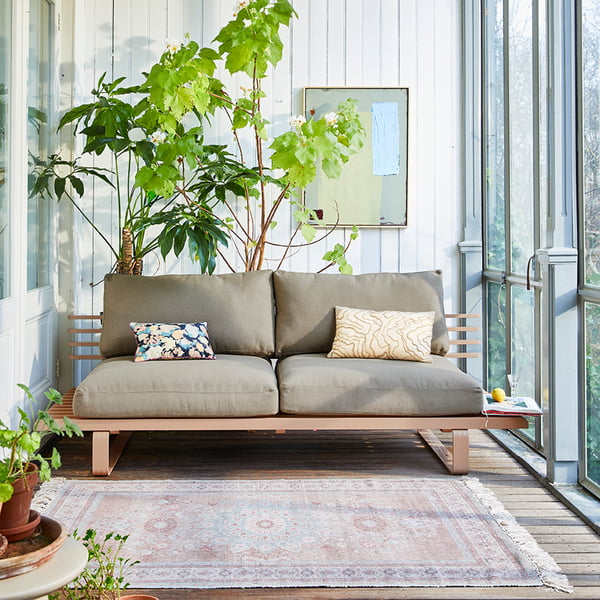 De weerbestendige aluminium outdoor loungebank van HKliving in een lichte woonkamer